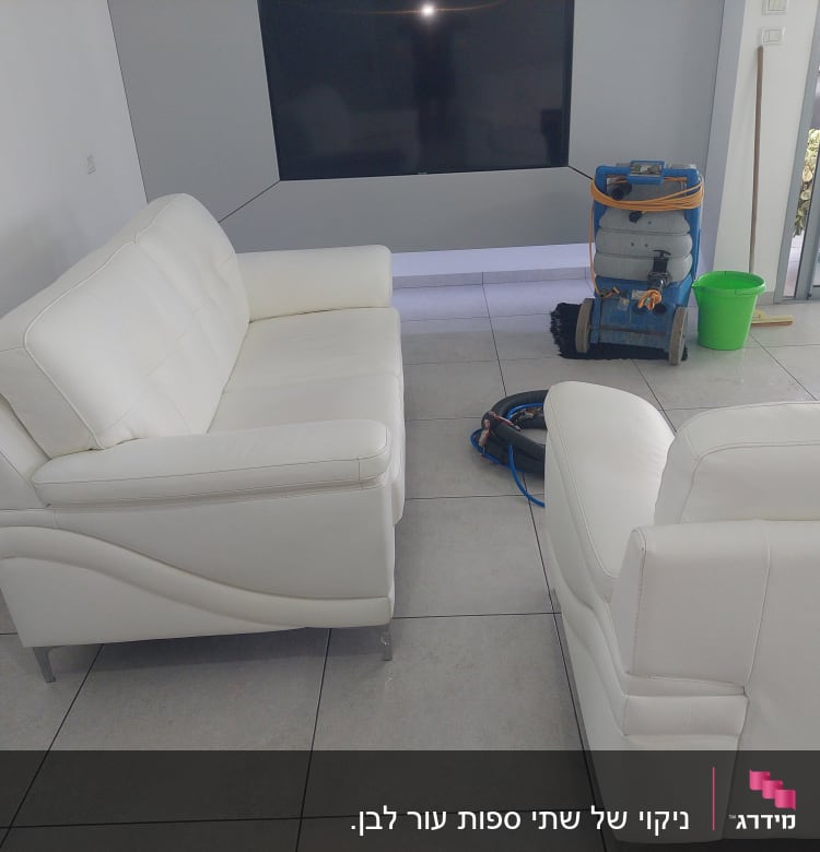 מכונת ניקוי ספות, דלי ירוק, ספות לבנות